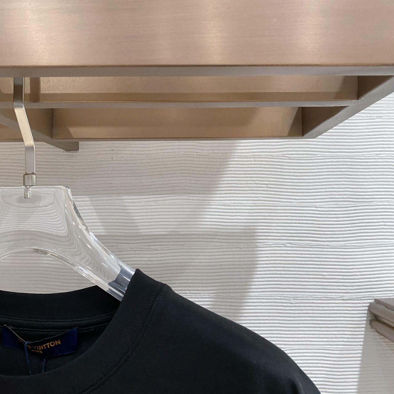 Louis Vuitton Men's black navy T-shirts