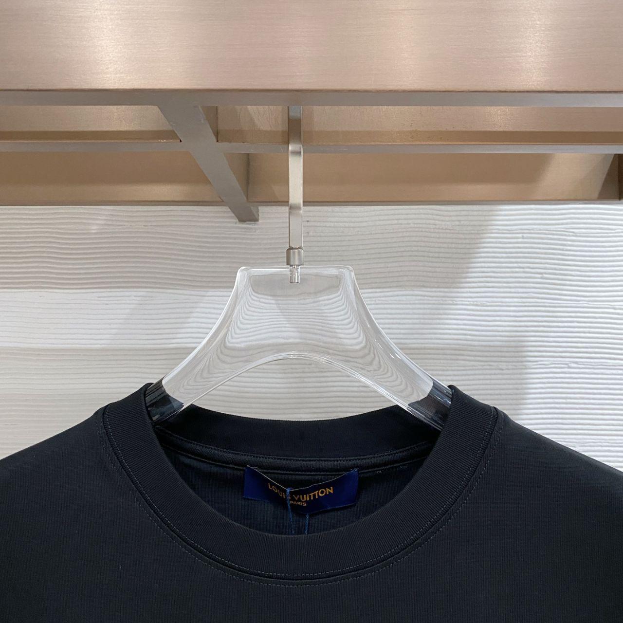 Louis Vuitton Men's black navy T-shirts